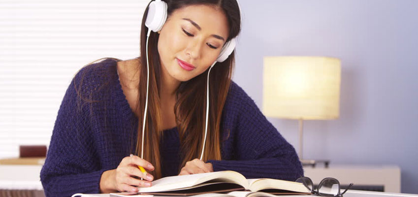 Photo-étudiante-qui-étudit